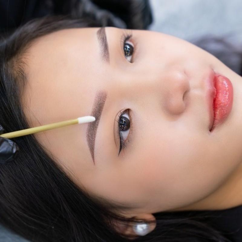 Làm dịu da, dưỡng ẩm là cách chăm sóc mày sau khi bong vảy hiệu quả