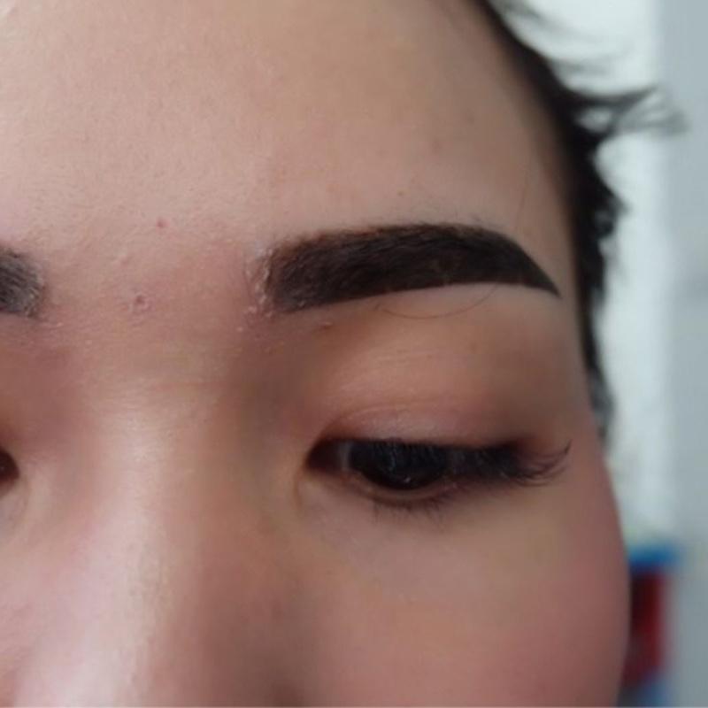 Lông mày trổ xanh đỏ hoặc quá đậm