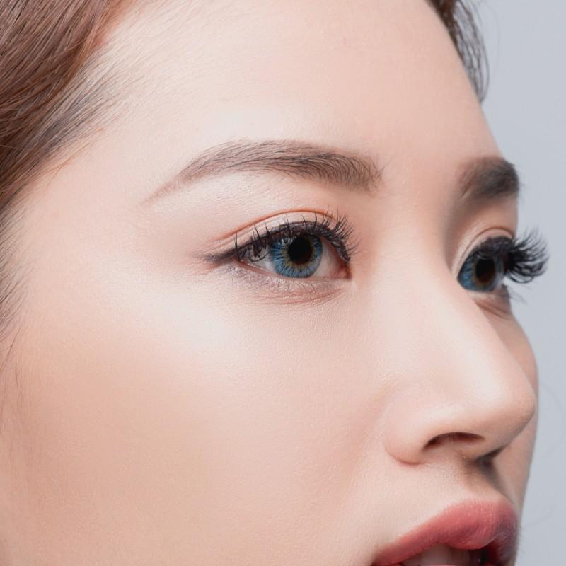 Kỹ thuật tán bột chân mày tạo ra khuôn mày hài hòa với các đường nét trên gương mặt