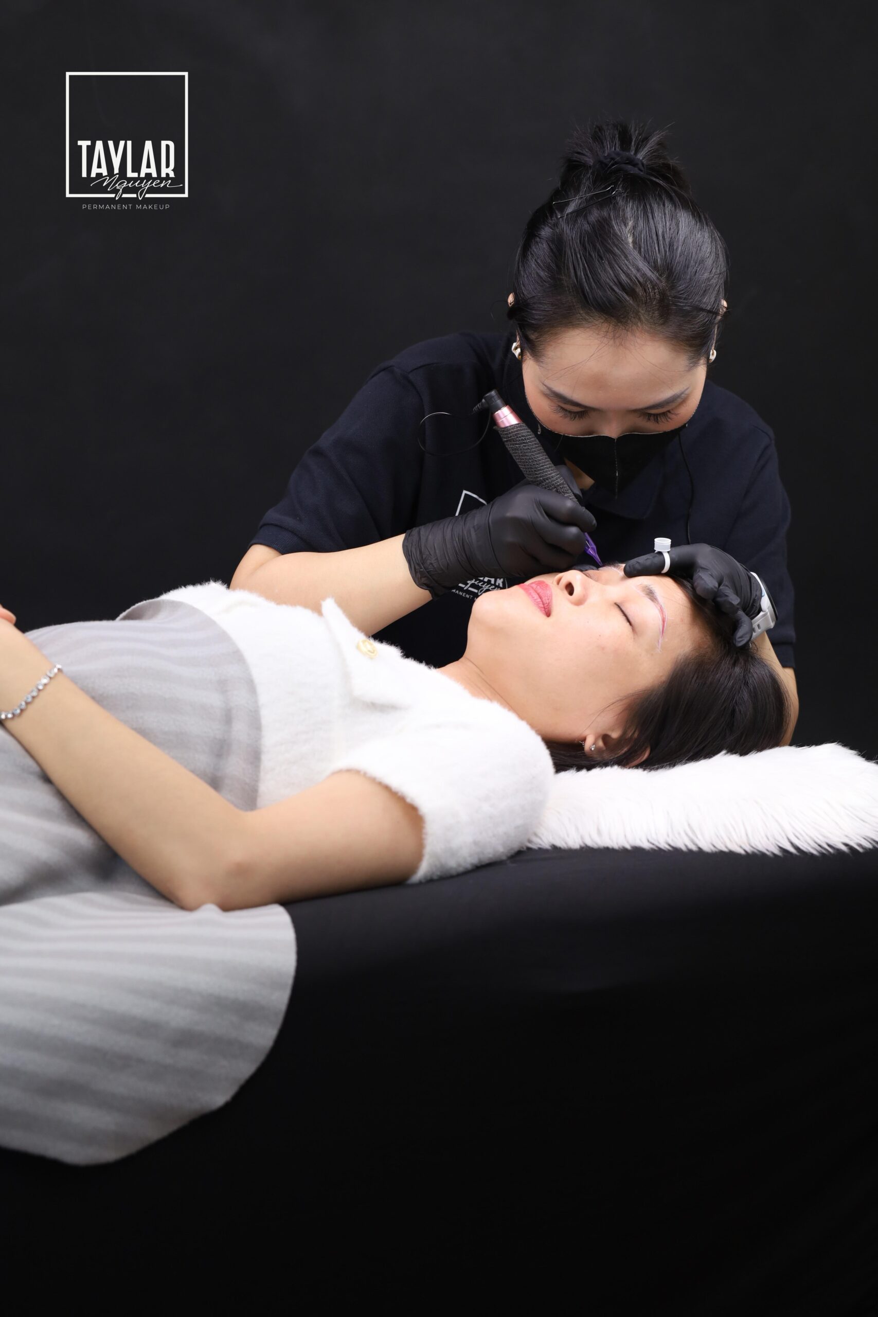 Chuyên viên tay nghề cao thực hiện chuẩn mọi thao tác