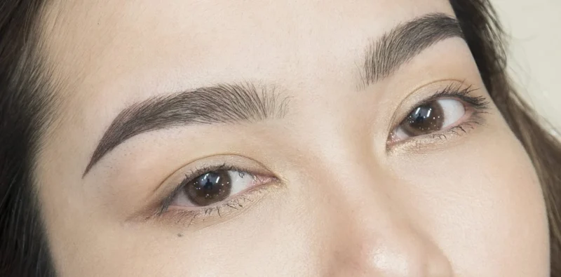 Khi điêu khắc lông mày có đau không?