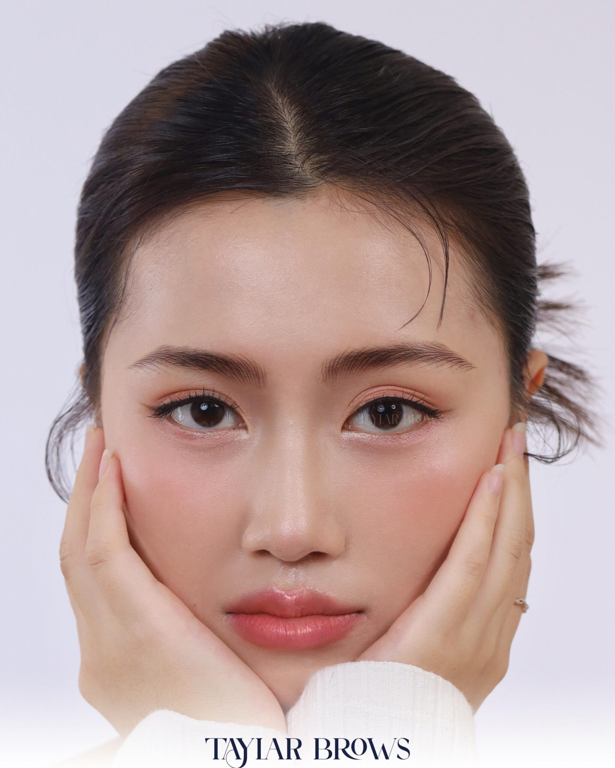 Chân mày sau khi thực hiện điêu khắc Hairstroke 1 tháng
