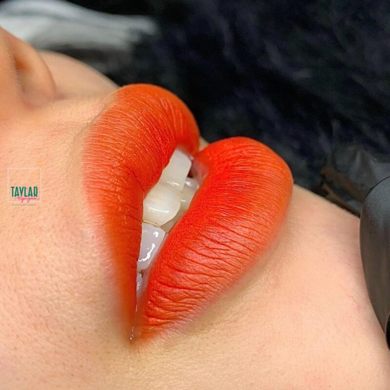 Phun môi màu cam cà rốt là gì?