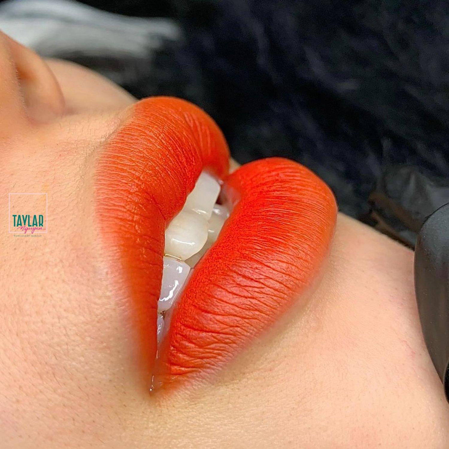 Phun môi màu cam cà rốt là gì?