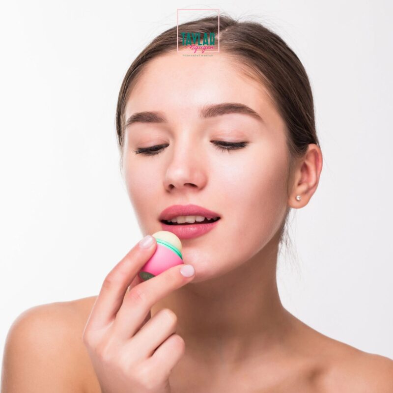 Cần vệ sinh môi mỗi ngày và giữ cho cánh môi khô thoáng