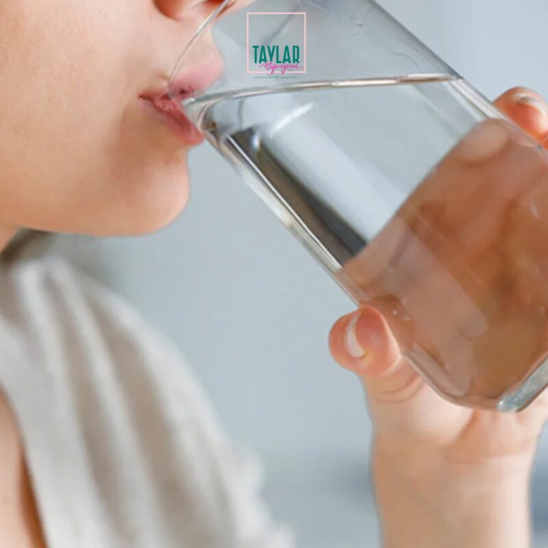 Cần bổ sung đủ nước và cấp đủ ẩm cho làn môi