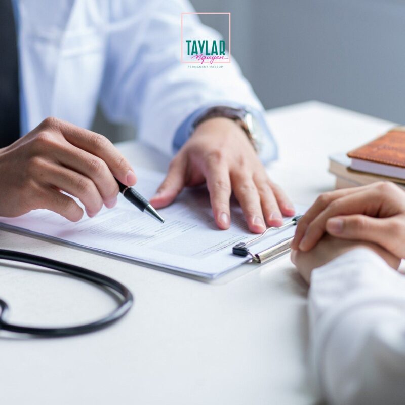 Bước 1: Thăm khám và tư vấn trước khi xăm môi màu hồng