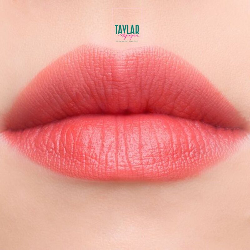 Xăm môi màu hồng cam sau khi bong giúp cánh môi trở nên căng mọng, cuốn hú